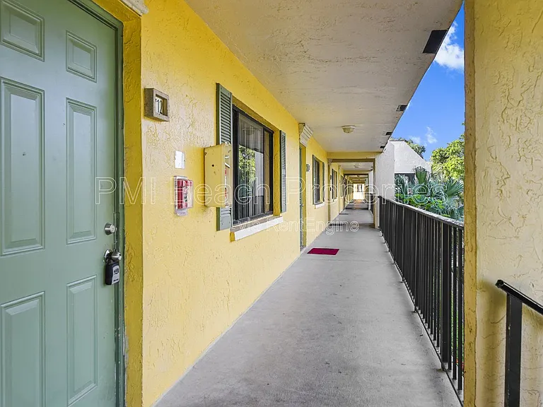 712 Meadows Cir — Photo 3