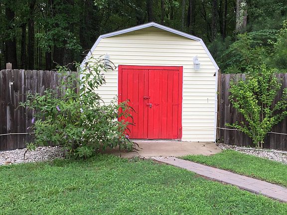 Storage building with electric