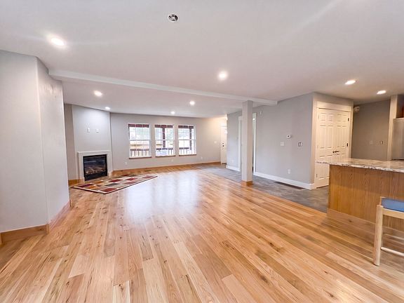 3rd image of 427 N Oak St
