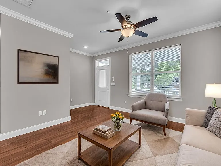 702 Moore St — Photo 3