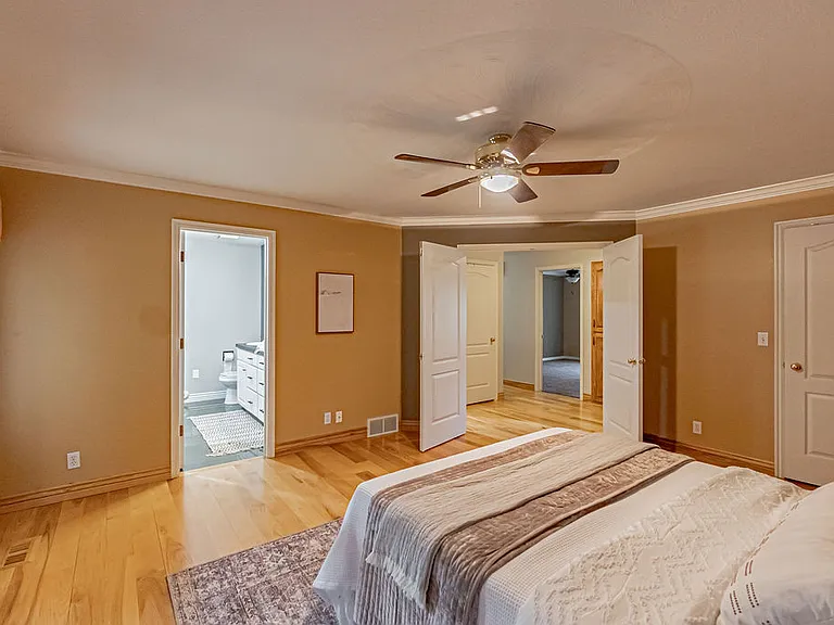 3915 Woodhaven Ln — Photo 17