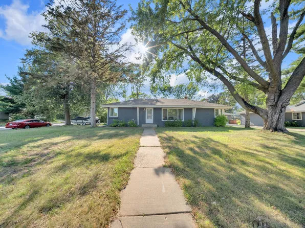 2765 Merrill St, Roseville, MN 55113