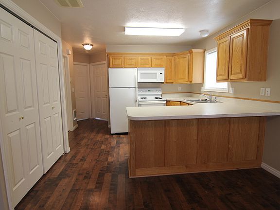 2nd image of 887 Everett Pl APT 4