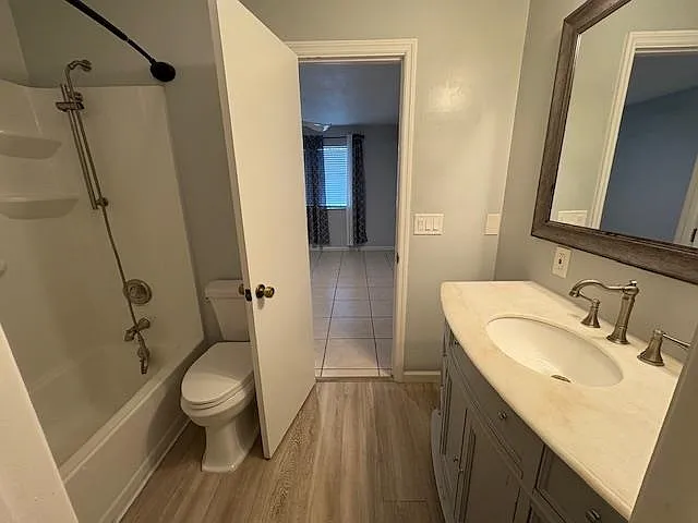 1104 Greentree Ct — Photo 15