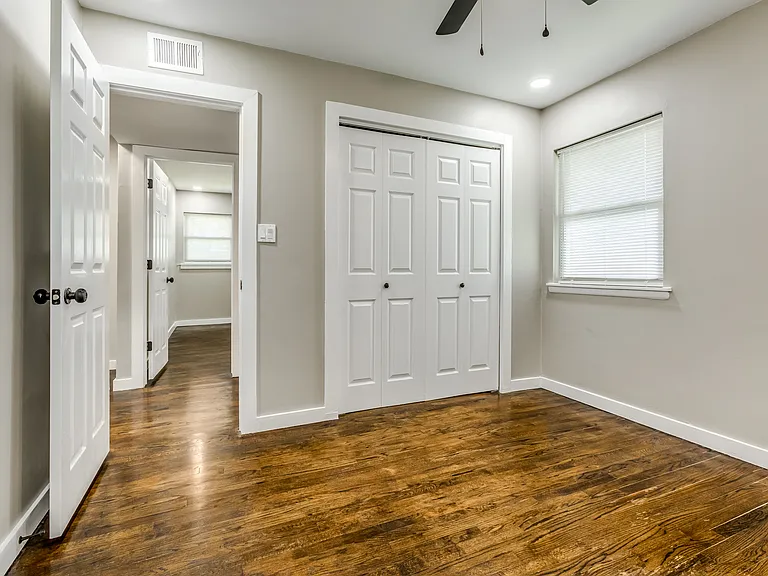 409 NE Myers Ave — Photo 10