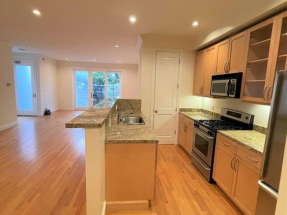 4th image of 2254 Bush St #1