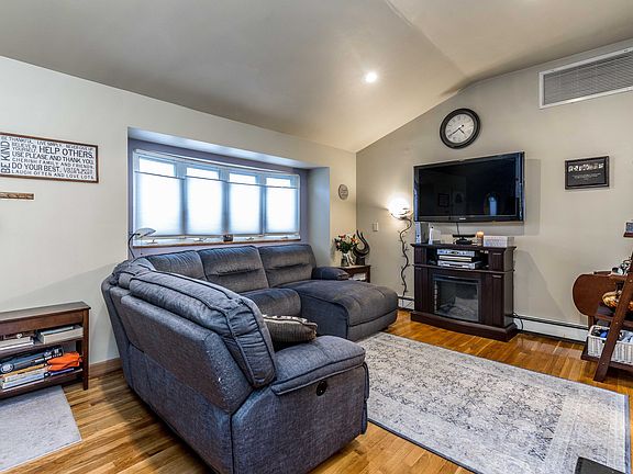 3rd image of 212 W 22nd St