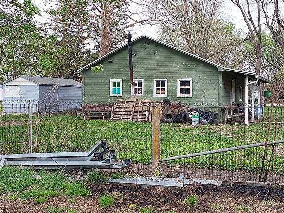 5th image of 324 Linden St