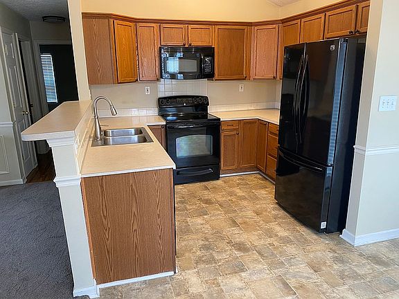 4th image of 580 Newbury Way