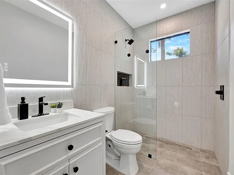 331 Albert St — Photo 43