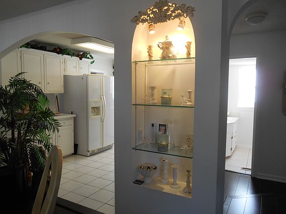 4th image of 724 Stanley Ave