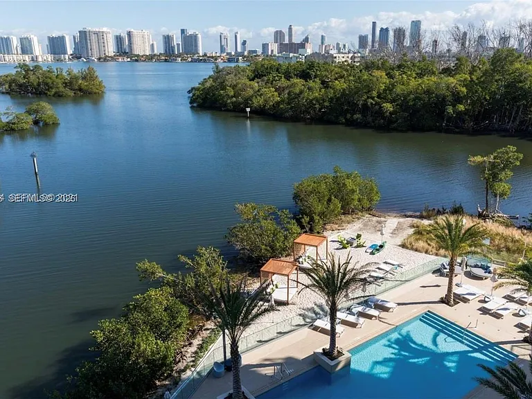16385 Biscayne Blvd #1818 — Photo 24