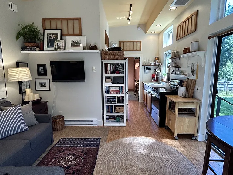 Cherry St — Photo 3