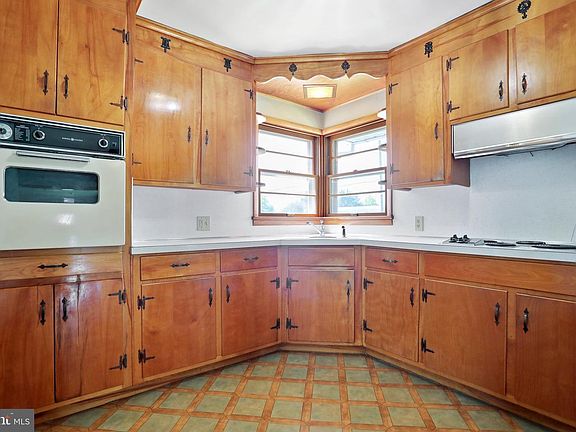 5th image of 233 Williamson Ave