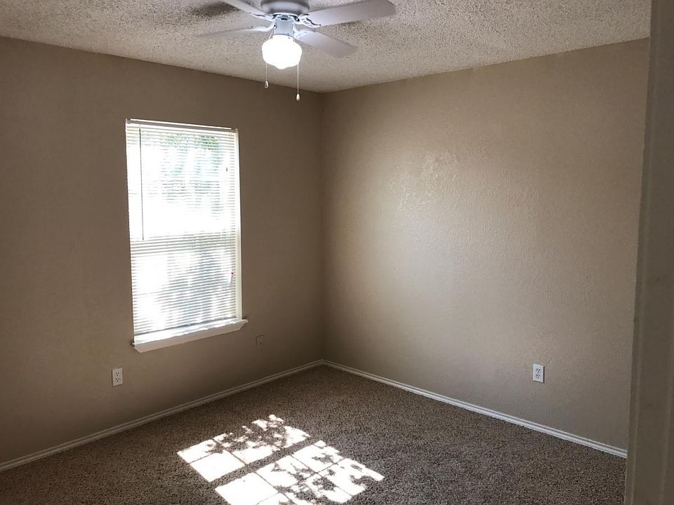 2nd image of 821 NW Summercrest Blvd APT B