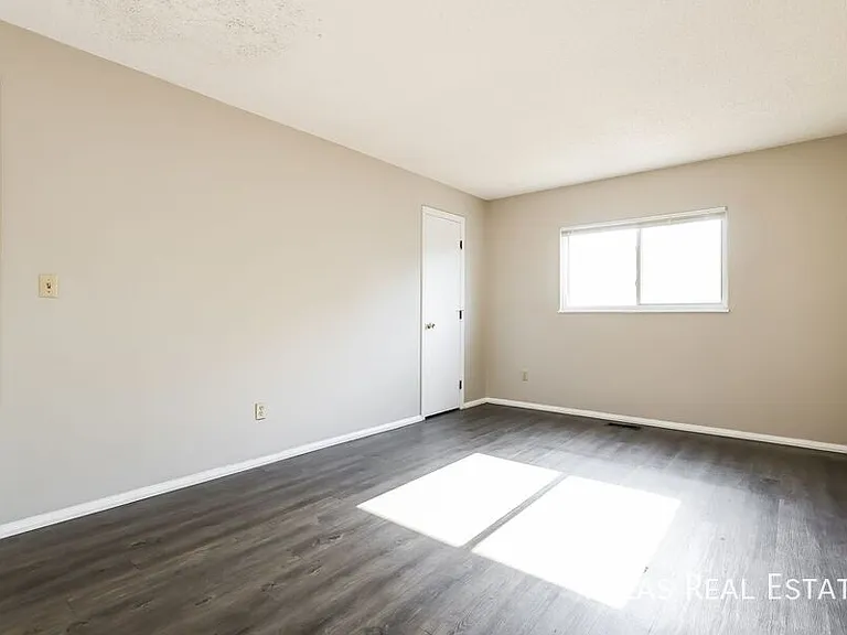11194 Forest Ave — Photo 12