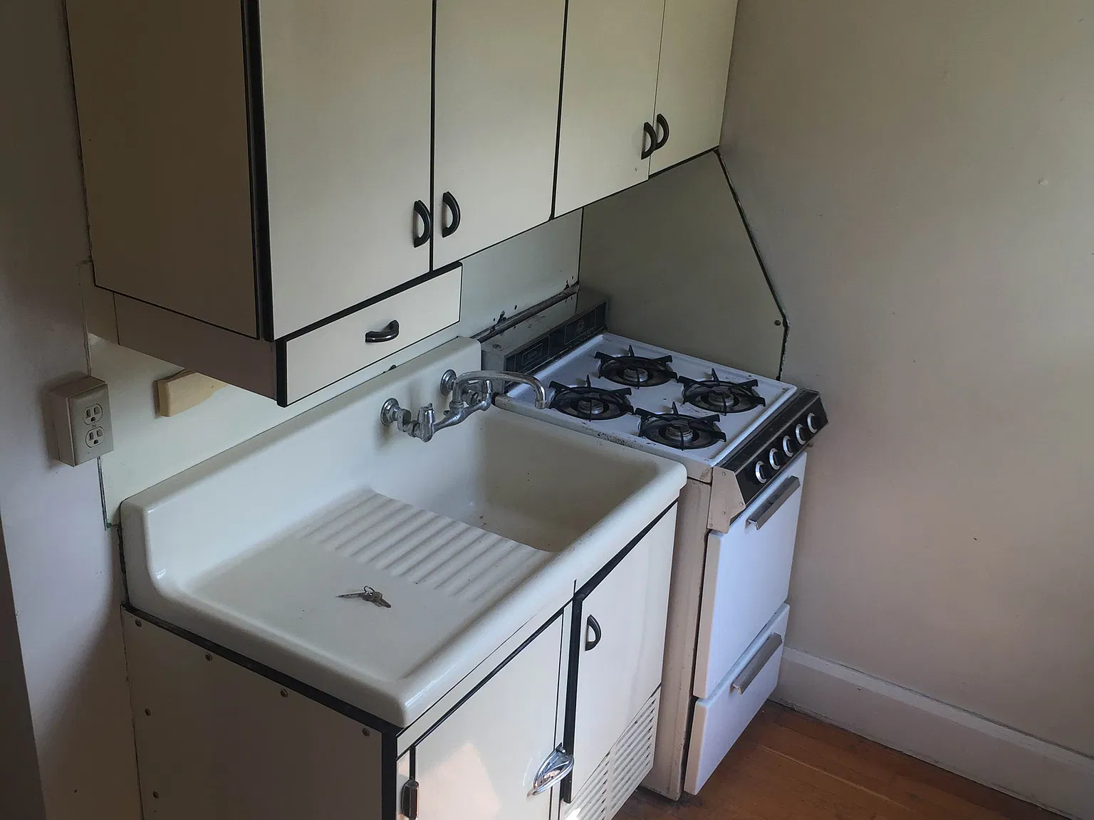 Studio, $595 — Photo 2