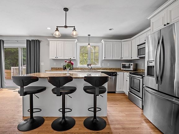 3rd image of 27 Lakeview Dr