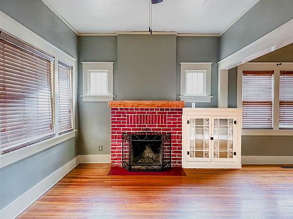 3rd image of 913 E Broadway Ave