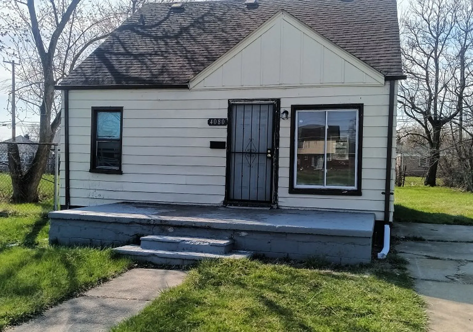 4 bed/1bath bungalow! Now Available! $1050/mo — Photo 1