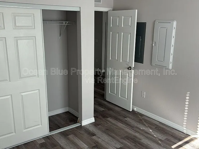 Royal Palms Apartments — Photo 27