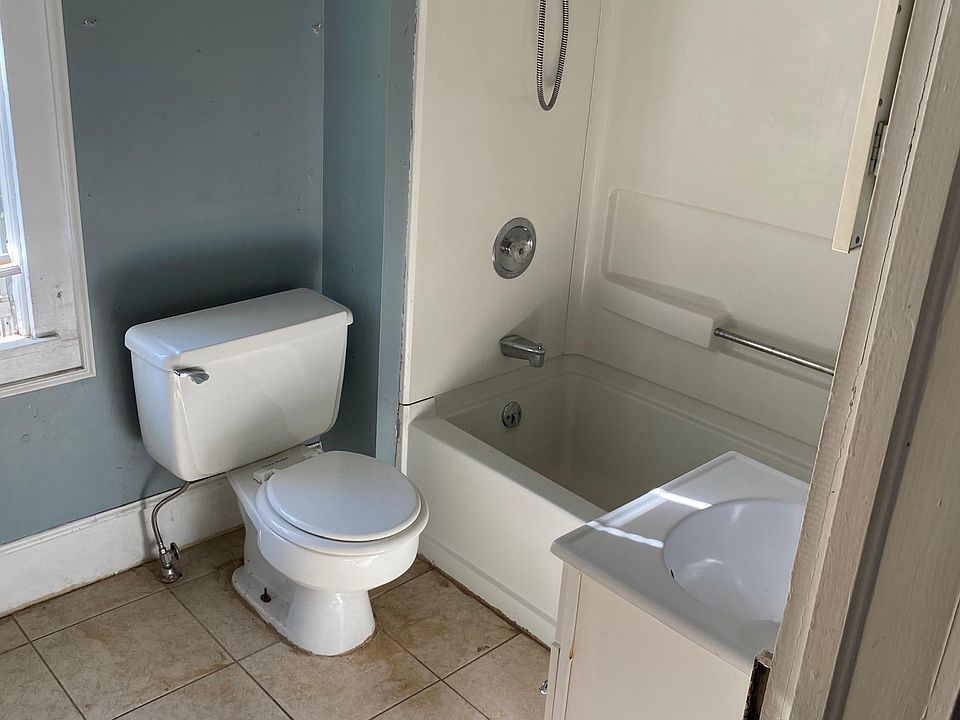 2nd image of 558 S Walnut St #1/2