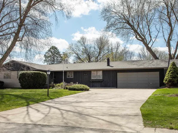 908 1st St NE, Oelwein, IA 50662