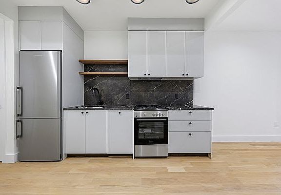 5th image of 250 Gold St #326