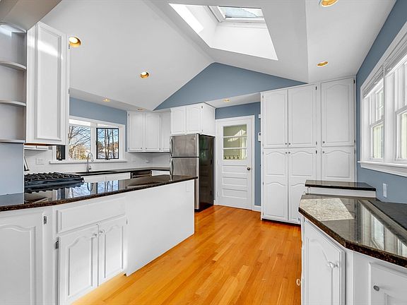 5th image of 6 Smith Ln #6