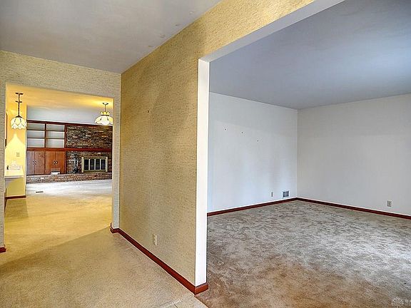 4th image of 61 Sunnyridge Ln