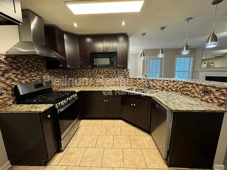 1823 Broadway St — Photo 8