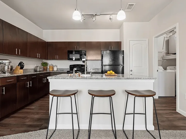Silverado Apartments — Photo 25