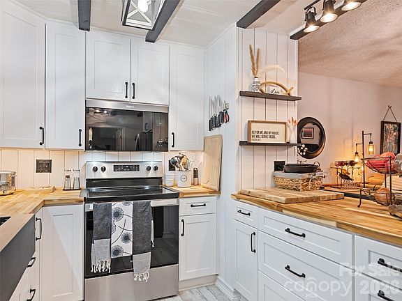 3rd image of 102 Sanctuary Rd #B