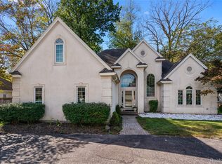 7241 Hidden Valley Dr, Lambertville, MI 48144