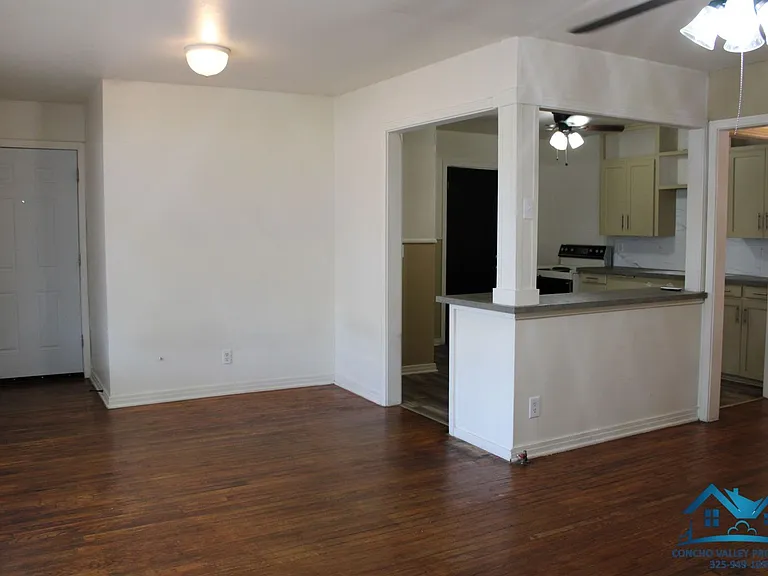 2401 W Harris Ave — Photo 3
