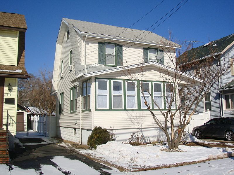 2nd image of 914 W Blancke St