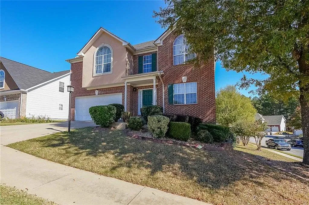 4 bed, 2.5 bath, 2796 sqft, $2,500 — Photo 2