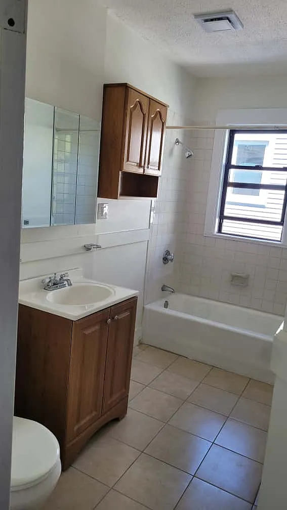 3 bed, 1.0 bath, 1100 sqft, $3,200 — Photo 2