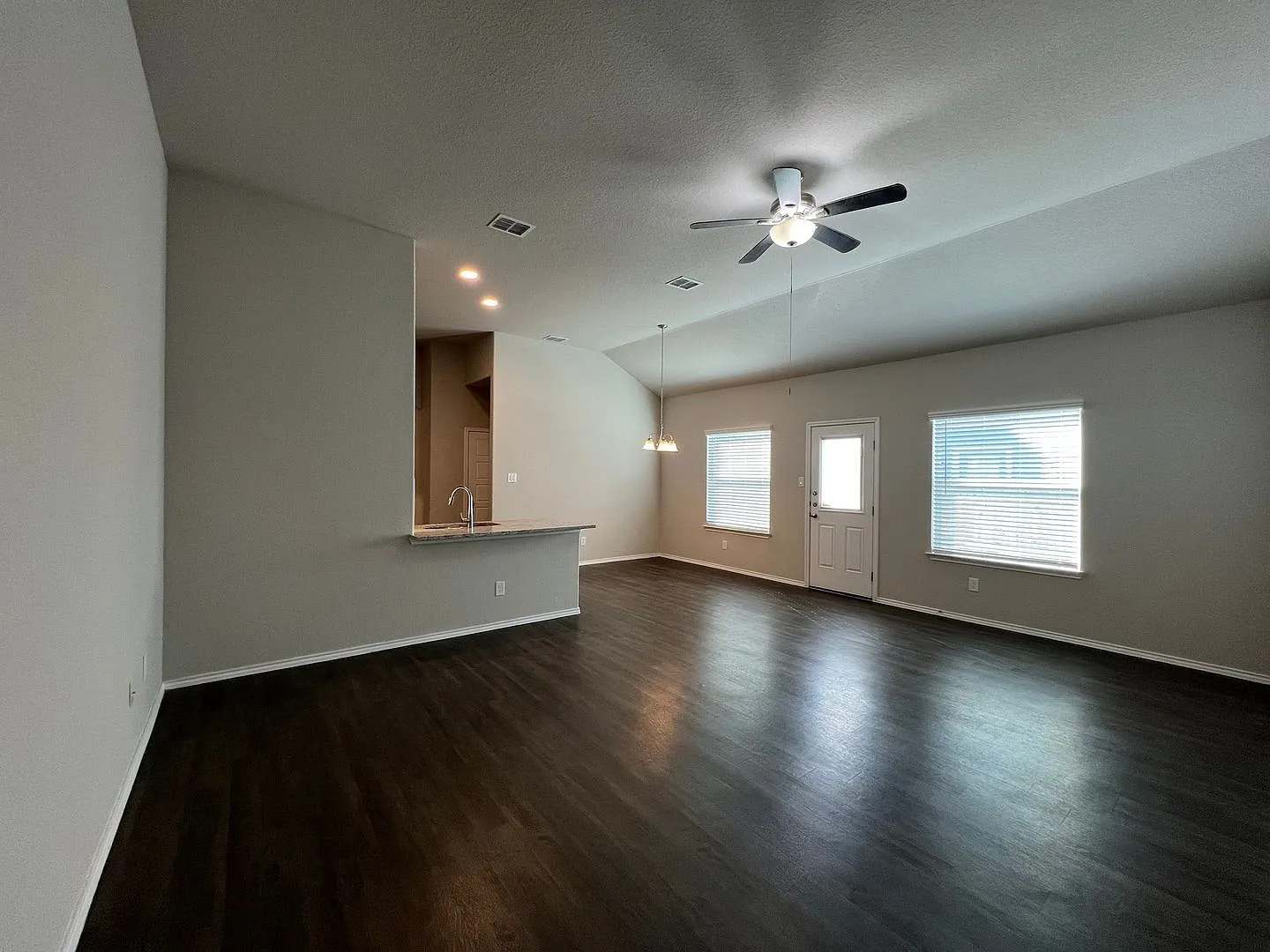 Luxury 3 Bed-2 Bath Duplex in Seguin,TX! — Photo 4