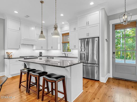 4th image of 21 Bent Brook Ridge St