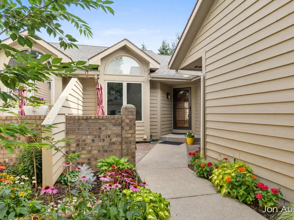 1845 Cross Bend St NE, Grand Rapids, MI 49505