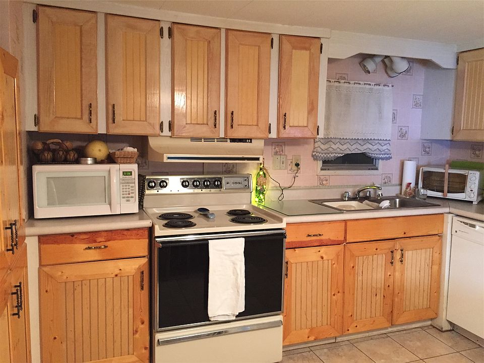 Kitchen: Compact, but ideal for cooking at home and/or a din