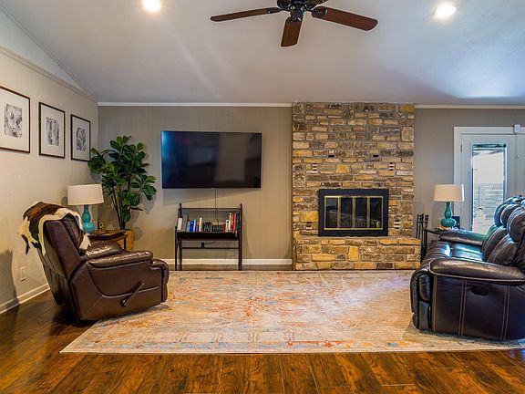 3rd image of 252 Meadowlakes Drive