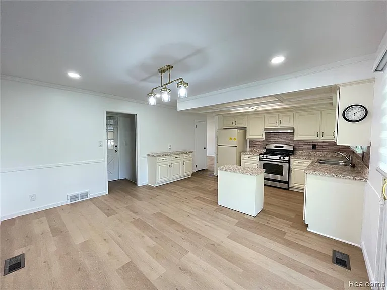 32827 Dover Ave — Photo 8