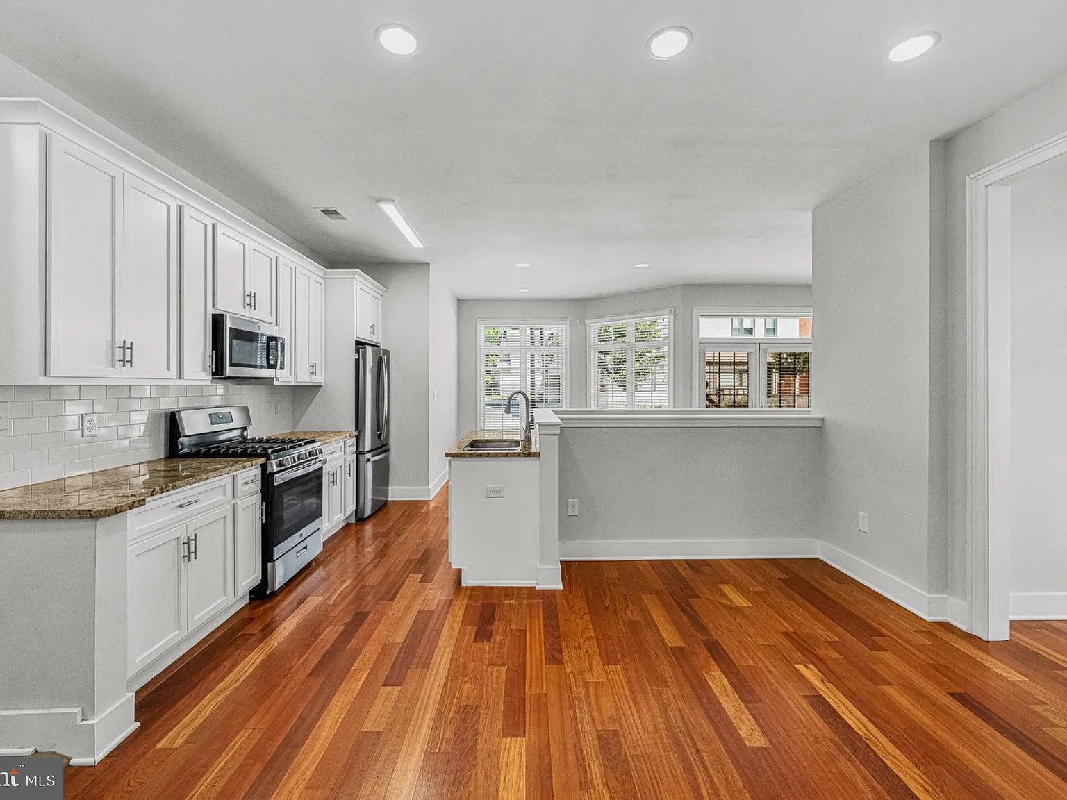 2 bed, 1.0 bath, 1690 sqft, $4,700 — Photo 4