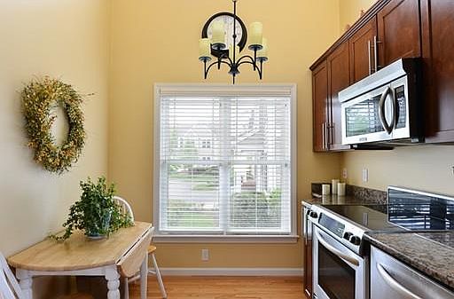 5th image of 27 Barker Square Dr