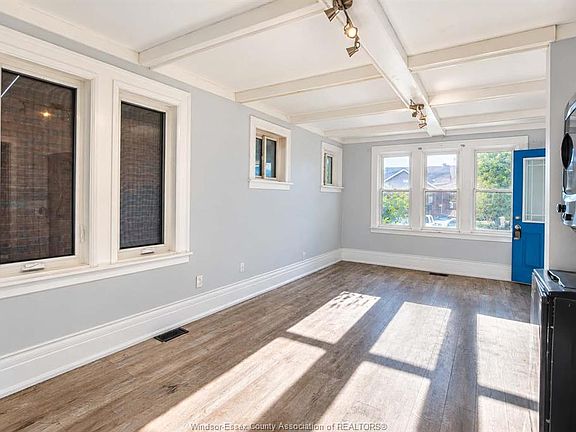 3rd image of 1374 Benjamin Ave