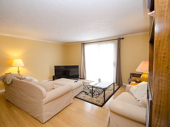 4th image of 257 Clearbrook Ct