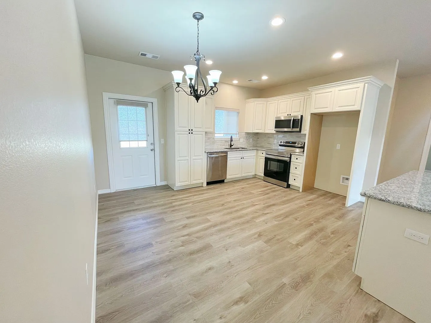 Beautiful 4/2.5 home in convenient location — Photo 3