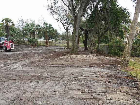 5th image of E Live Oak St